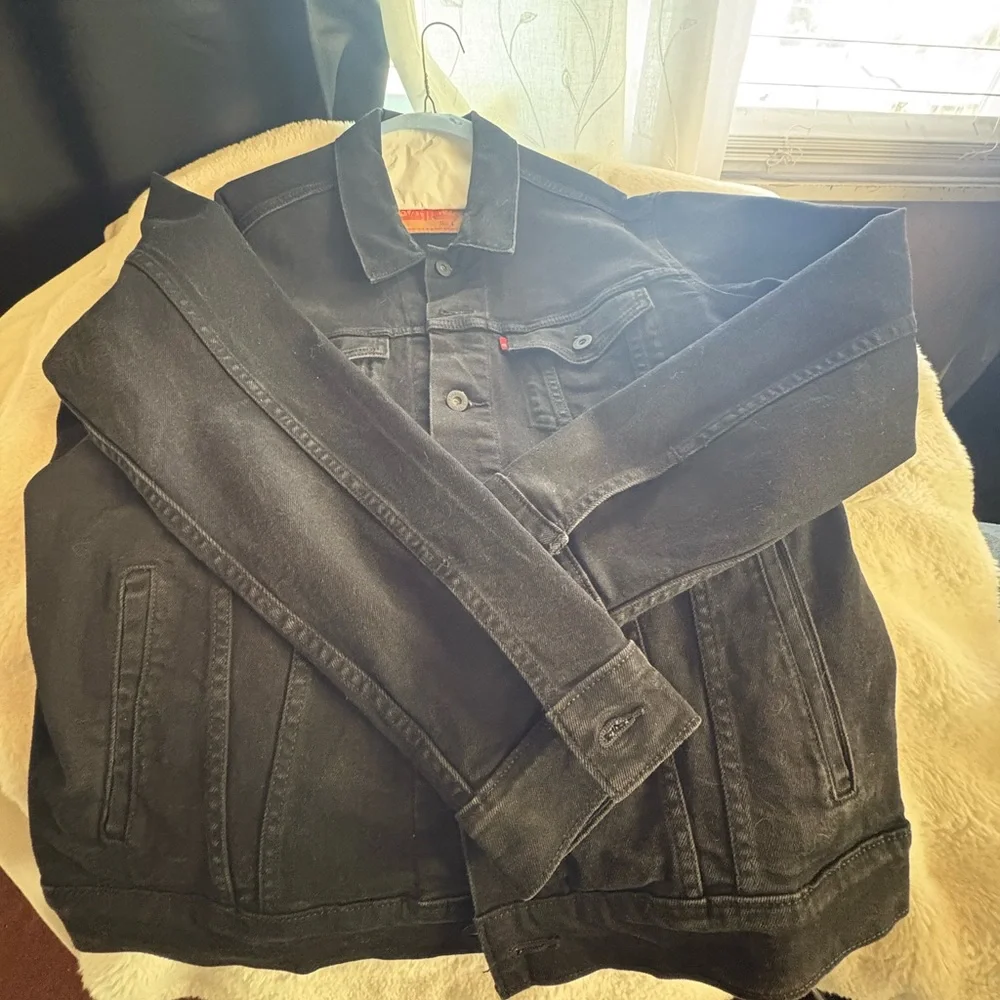 Levi's Black Denim Jacket with Button-Front Trucker Style - Picture 2 of 3